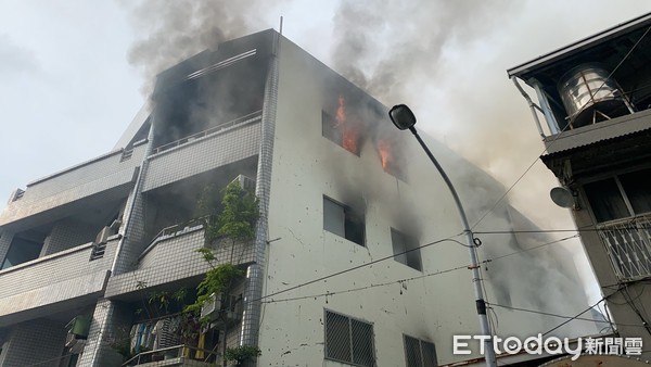 ▲台南市北區北忠街1間民宅傳出火警，消防人員到場發現冒出火舌及大量濃煙，正全力布水線射水搶救中。（圖／記者林悅翻攝，下同）