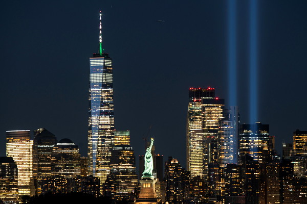 ▲▼紐約曼哈頓911國家紀念博物館在2020年進行的「紀念之光」（Tribute in Light）儀式。（圖／路透）