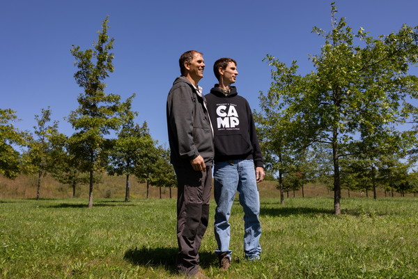 ▲▼來自賓州的2位「樹藝師」特羅特曼（Mark Trautman）與豪普特（Ben Haupt）在911事件中攀樹尋找證物，兩人10多年後再次重返舊地。（圖／路透）