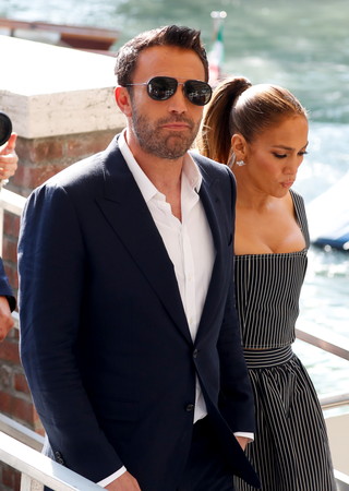 ▲▼珍妮佛羅培茲（Jennifer Lopez）與舊愛班艾佛列克（Ben Affleck）復合。陪男友走上威尼斯影展紅毯。（圖／路透）