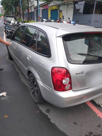 ▲▼銀色轎車遭警方開槍擊中。（圖／記者游宗樺翻攝）