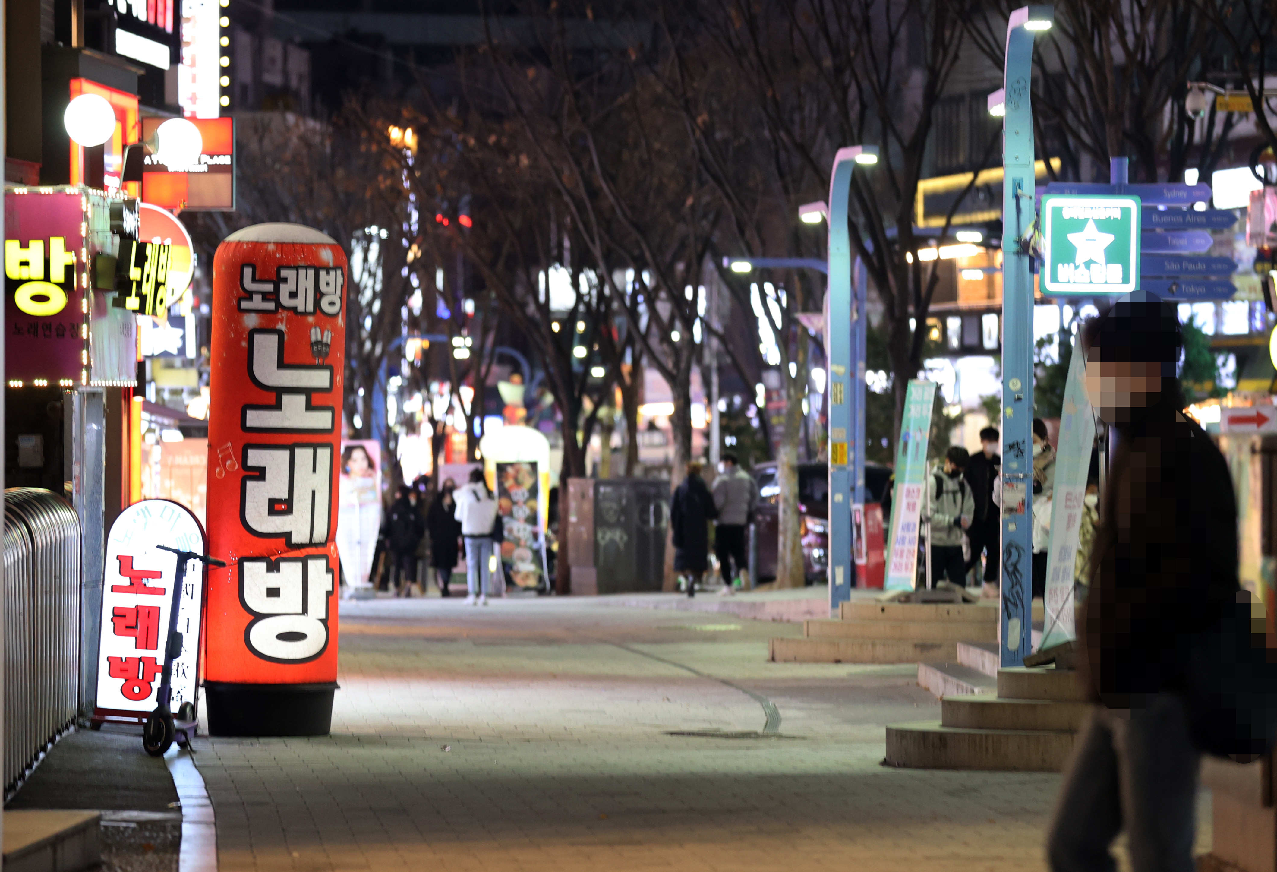 ▲▼去年底南韓新冠疫情升溫，首爾弘大街頭冷清。（圖／達志影像）