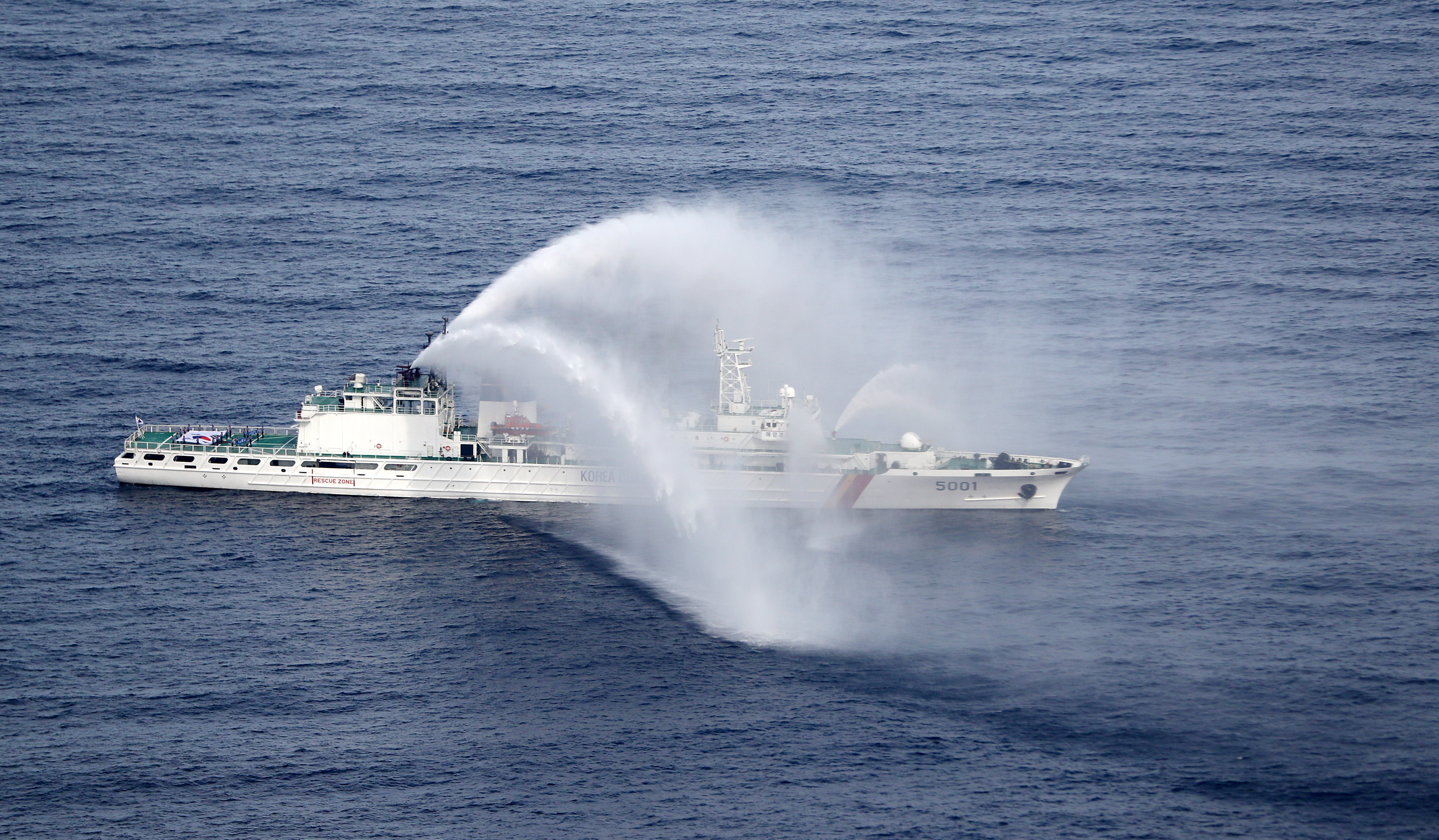▲▼南韓海警在小青島海域巡邏時失蹤，圖為海警船艦在獨島附近發射水砲。（圖／達志影像）