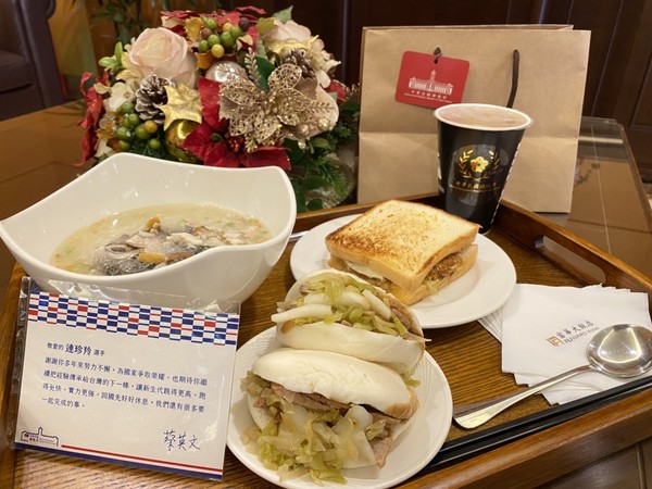 ▲台南市長黃偉哲準備小禮品與特色美食餐點，溫暖旅日柔壇旅日職業選手連珍羚小姐，連小姐更在IG及臉書PO文表達感謝，感受到台南溫暖的人情味。（圖／台南市政府提供，下同）