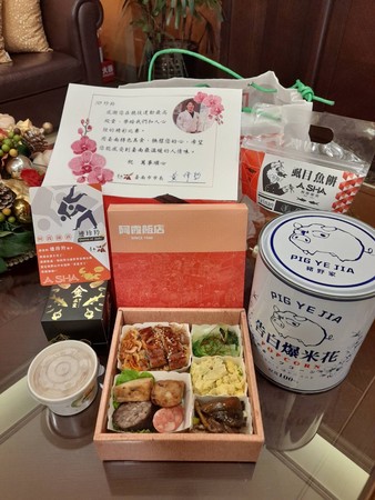 ▲台南市長黃偉哲準備小禮品與特色美食餐點，溫暖旅日柔壇旅日職業選手連珍羚小姐，連小姐更在IG及臉書PO文表達感謝，感受到台南溫暖的人情味。（圖／台南市政府提供，下同）