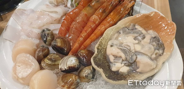 ▲▼尊皇大飯店推小火鍋意外吸客 。（圖／記者翁伊森攝）