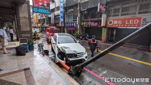 ▲汐止區康寧街12日下午發生一起白色賓士車自撞路旁燈桿意外、駕駛送醫所幸並無大礙。（圖／記者張君豪翻攝）