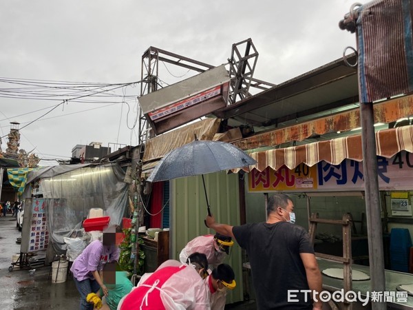 ▲▼颱風後修招牌，宜蘭知名肉丸店老闆「墜落慘死」。（圖／記者游芳男翻攝）