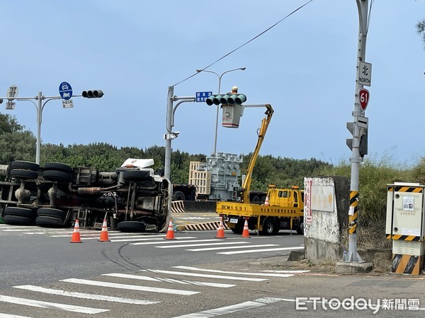 ▲韓男所駕駛的預拌混凝土車，因轉彎不慎失控翻覆，車上混凝土也洩漏一地，造成北上交通一度中斷。（圖／記者黃孟珍翻攝，下同）