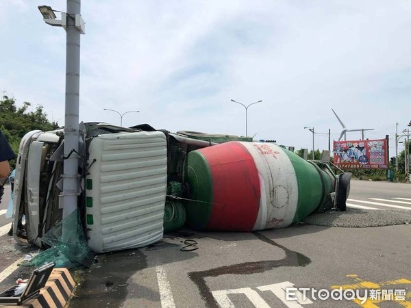 ▲韓男所駕駛的預拌混凝土車，因轉彎不慎失控翻覆，車上混凝土也洩漏一地，造成北上交通一度中斷。（圖／記者黃孟珍翻攝，下同）