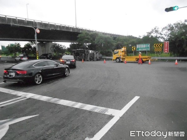 ▲水泥預拌混凝車南二高南州交流道引道翻車             。（圖／記者陳崑福翻攝，以下同）