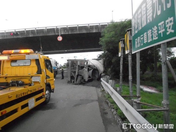 ▲水泥預拌混凝車南二高南州交流道引道翻車             。（圖／記者陳崑福翻攝，以下同）