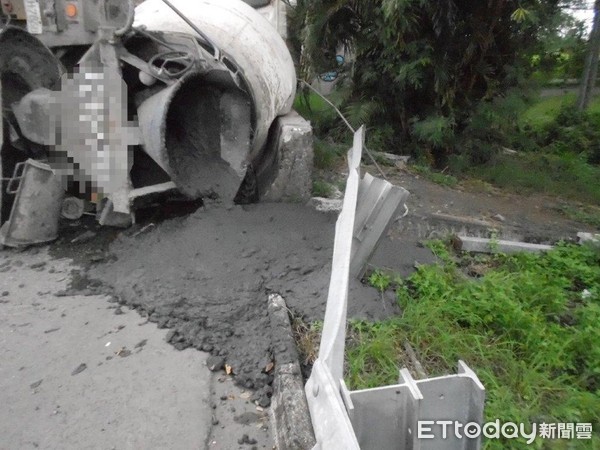 ▲水泥預拌混凝車南二高南州交流道引道翻車             。（圖／記者陳崑福翻攝，以下同）