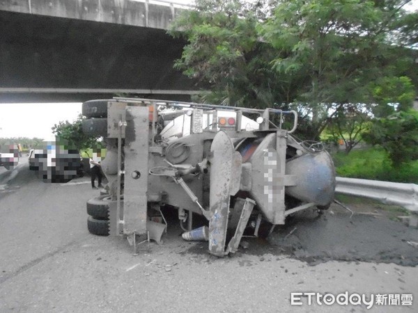 ▲水泥預拌混凝車南二高南州交流道引道翻車             。（圖／記者陳崑福翻攝，以下同）