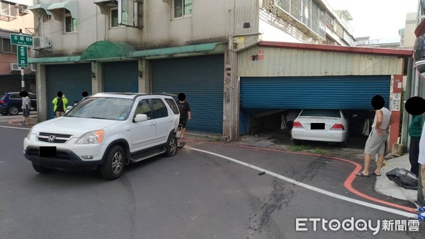 ▲張男所駕駛的白色自小客車和休旅車發生擦撞，整輛車衝進民宅，車頭還冒出陣陣白煙，屋主趕緊拿滅火器出來幫忙。（圖／記者黃孟珍翻攝）