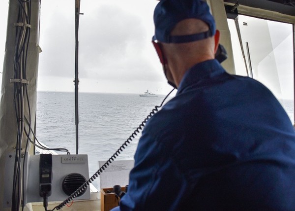 ▲▼美國巡邏艦巴索夫號在後方跟蹤監視中國海軍艦艇。（圖／翻攝自環球時報）