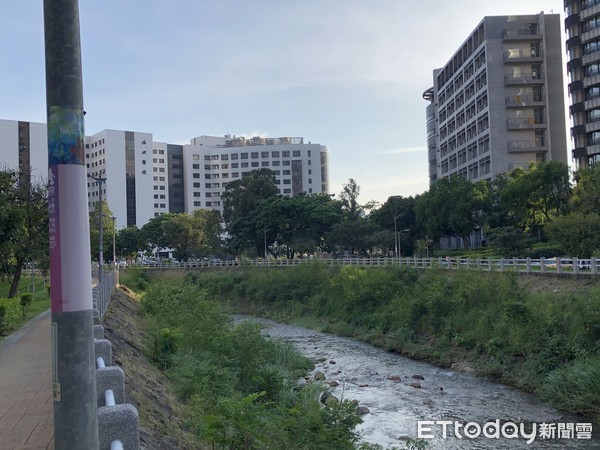 ▲天母指標社區，「溪雅圖」、「龍邦國宴」、「天墅」、「御水苑」、「溪霞館」、「谷畫青」。（圖／記者羅志華攝）