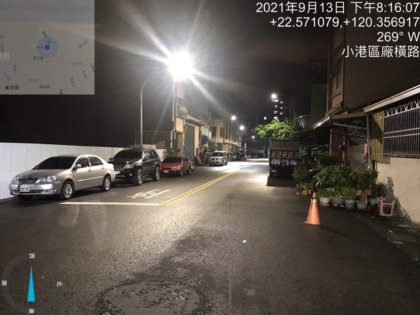 ▲▼小港區廠橫路、宏泰街附近路燈不亮，台電派員搶修路燈已恢復放亮。（圖／高雄市工務局提供）