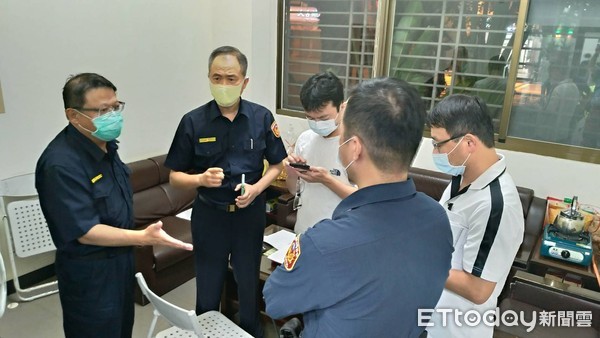 ▲台南市警一分局警方，正討論如何追查放紙袋在阿扁家門的人。（圖／記者林悅攝）