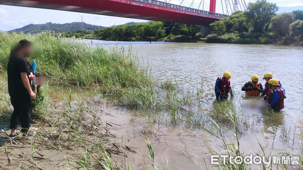 ▲落水釣客經過2日搜尋後，14上午9時34分，在苗栗新東大橋下發現遺體。（圖／記者黃孟珍翻攝）