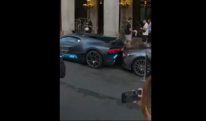 Bugatti上億超跑Divo全球首撞賓士　網：連選配倒車顯影的錢都要省（圖／翻攝自Youtube）