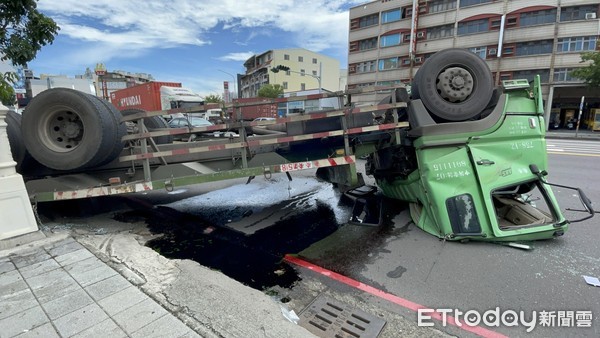 ▲▼高雄一輛大型拖板車翻覆路上，左側副駕駛座全被壓爛。（圖／記者吳世龍攝）