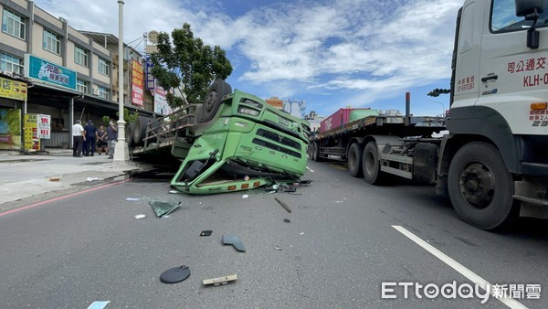 ▲▼高雄一輛大型拖板車翻覆路上，左側副駕駛座全被壓爛。（圖／記者吳世龍攝）