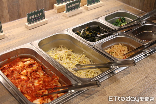▲釜山宗家韓式小菜及蔬菜自助吧則是無限吃到飽。（圖／記者黃士原攝）