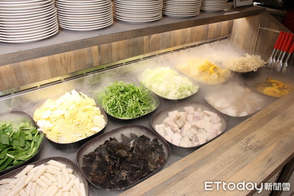 ▲釜山宗家韓式小菜及蔬菜自助吧則是無限吃到飽。（圖／記者黃士原攝）