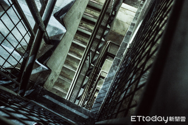▲▼男子在樓梯間輕生亡。（示意圖／取自免費圖庫Pixabay）