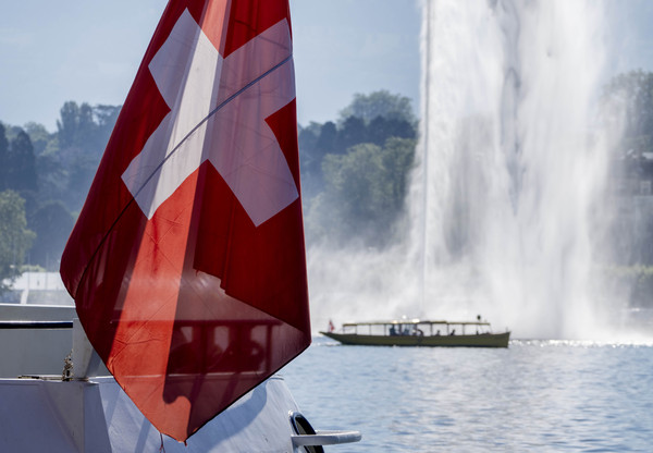▲▼瑞士國旗，日內瓦湖。（圖／達志影像／美聯社）