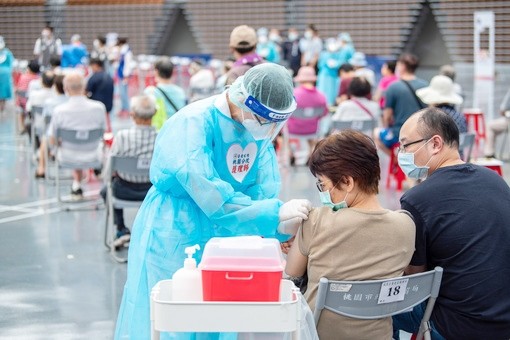 ▲桃園巨蛋體育館15日進行第二劑AZ疫苗接種，榮總桃園分院醫療團隊為長者們施打疫苗。（圖／記者沈繼昌翻攝） 