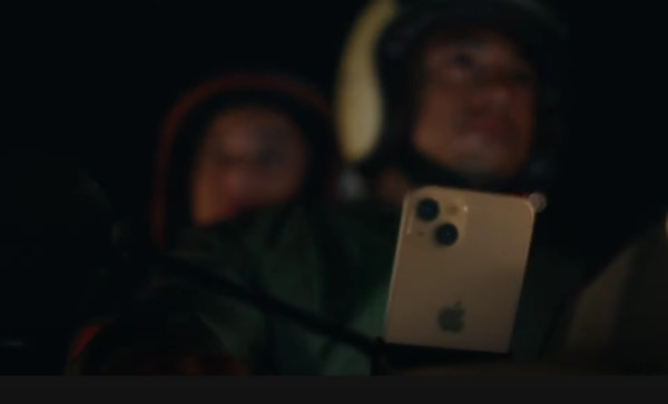 ▲▼蘋果在最新宣傳片中，將iPhone 13安裝在機車上。（圖／取自蘋果發表會影片）