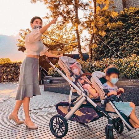 白家綺（左）與吳東諺結婚3年，生下1子1女，日前她還帶著二寶去逛街。（翻攝自白家綺IG）
