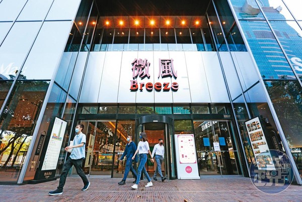 新冠疫情持續延燒，包括微風在內等百貨業者都受重傷。