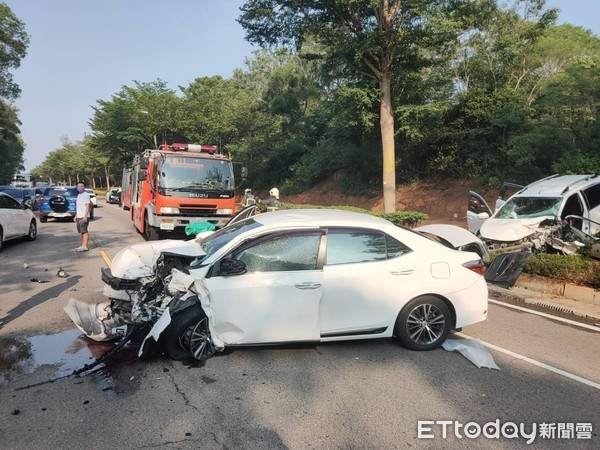 ▲金門發生一起對撞車禍，2部車的駕駛都送醫，其中一名女駕駛還受困車內             。（圖／記者林名揚翻攝）