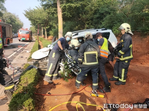 ▲金門發生一起對撞車禍，2部車的駕駛都送醫，其中一名女駕駛還受困車內             。（圖／記者林名揚翻攝）