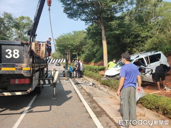 ▲金門發生一起對撞車禍，2部車的駕駛都送醫，其中一名女駕駛還受困車內             。（圖／記者林名揚翻攝）