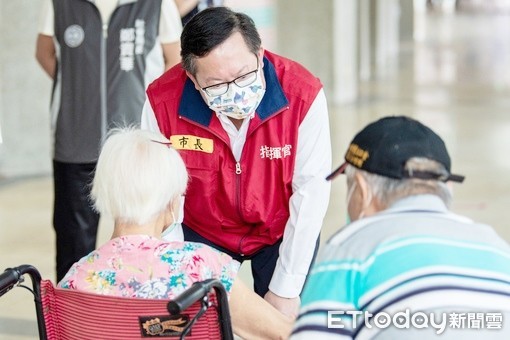 ▲桃園市長鄭文燦15日視察桃園巨蛋體育館第二劑AZ疫苗接種狀況，向長者問候。（圖／記者沈繼昌翻攝）