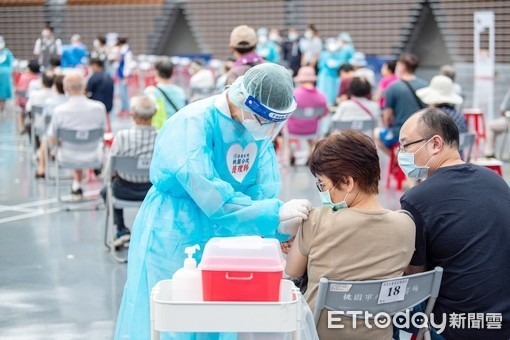 ▲桃園巨蛋體育館15日進行第二劑AZ疫苗接種，榮總桃園分院醫療團隊為長者們施打疫苗。（圖／記者沈繼昌翻攝） 