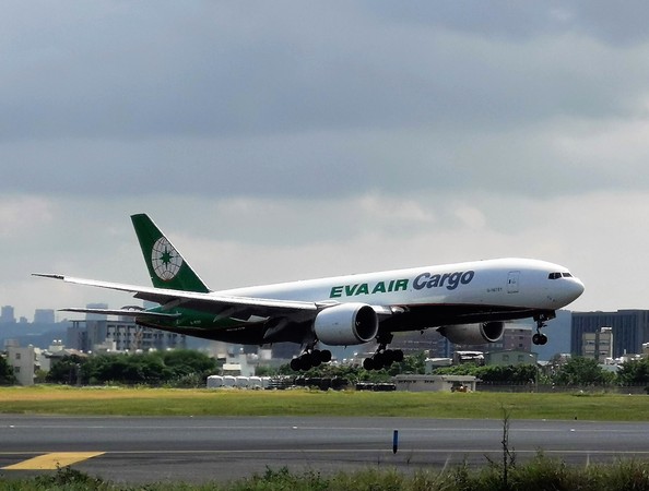 ▲桃園機場南跑道完成修繕，今開放班機起降。（圖／桃園機場公司提供）