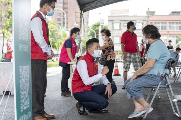 ▲新竹市長林智堅日前視察長輩施打疫苗（資料照）。（圖／新竹市政府提供）