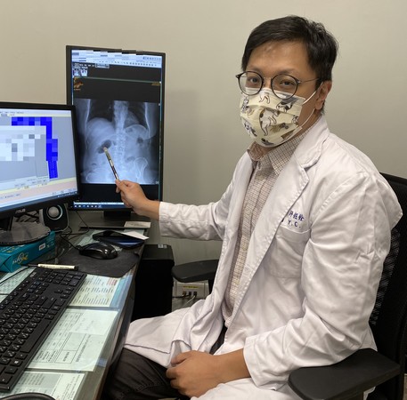 ▲長安醫院肝膽腸胃科醫師許鈺銓呼籲，小心食用隔夜菜，以免感染腸胃炎。（圖／長安醫院提供）