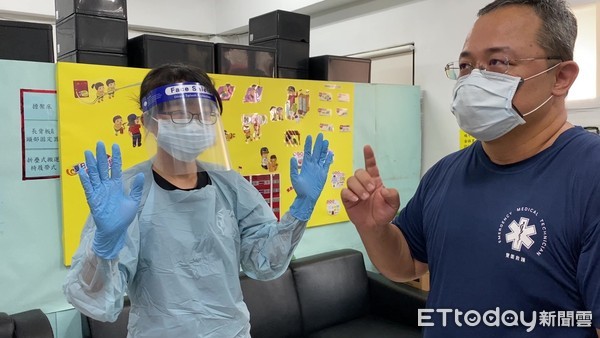 ▲▼王珏瑋指出，脫防護衣需要用「捲」的，將髒污的外層捲在裡面。（圖／記者游宗樺攝）