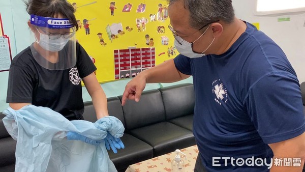 ▲▼王珏瑋指出，脫防護衣需要用「捲」的，將髒污的外層捲在裡面。（圖／記者游宗樺攝）