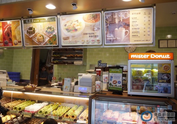 Mister Donuts推出全新二代店，除了既有甜甜圈外，還端出多款新品，包含冰淇淋系列及拉麵，一次滿足消費者的各種餐飲需求。