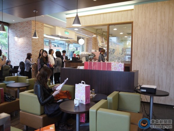 Mister Donuts二代店不僅一改外觀風格，內部裝潢以深淺咖啡色系添加溫潤感，創造咖啡廳的氛圍。