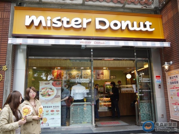 Mister Donuts二代店不僅一改外觀風格，內部裝潢以深淺咖啡色系添加溫潤感，創造咖啡廳的氛圍。