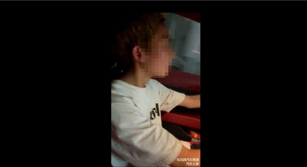 ▲大陸一名15歲少年偷開別人特斯拉，還不慎將車門撞壞。（圖／翻攝自和訊網）