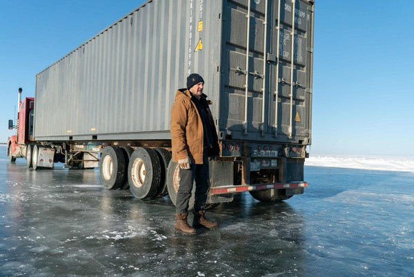▲▼連恩尼遜在新片《疾凍救援》挑戰世界最危險工作，化身冰路貨車司機。（圖／甲上提供）